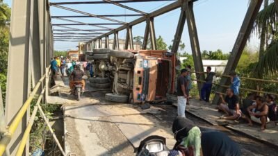 Truk Terguling di Jembatan Sei Air Tenang, Lalu Lintas ke Tangkahan Lumpuh