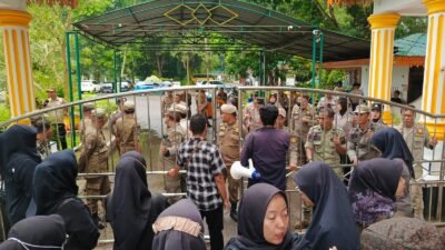 Puluhan Guru Honorer Kembali Geruduk Kantor Bupati Langkat