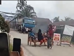 Truk CPO Melintas Jembatan Sei Air Tenang, Warga Blokir Jalan
