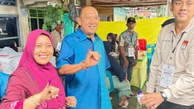 Di Tengah Guyuran Hujan, Ondim Gunakan Hak Suara di TPS 005 Babalan