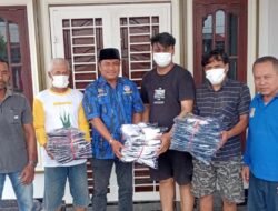 Peduli Olahraga, Ricky Anthony Bagikan Seragam Sepak Bola di Padang Tualang dan Secanggang