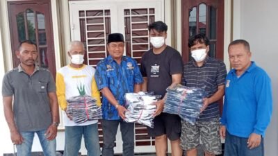 Peduli Olahraga, Ricky Anthony Bagikan Seragam Sepak Bola di Padang Tualang dan Secanggang