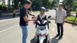 Sat Intelkam Polres Langkat Sebar 500 Bendera Merah Putih di Stabat