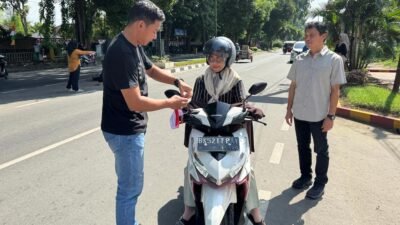 Sat Intelkam Polres Langkat Sebar 500 Bendera Merah Putih di Stabat